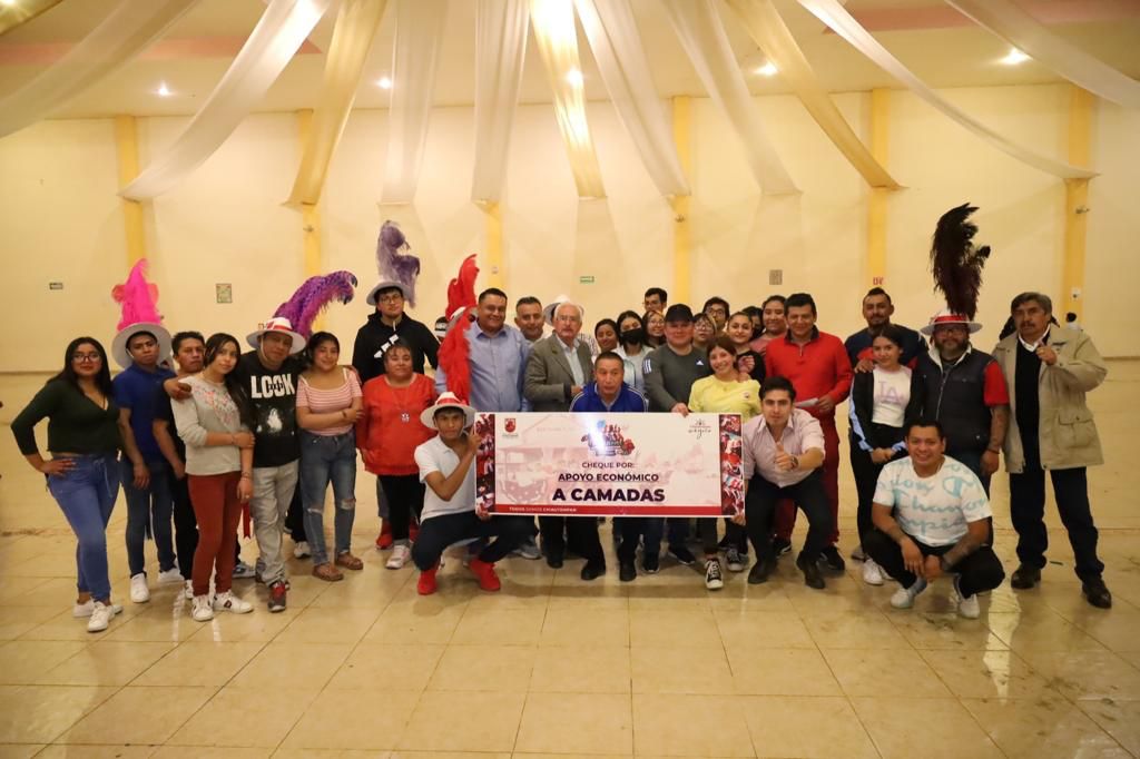 Entrega alcalde Gustavo Jiménez apoyos a camadas que participarán en el Carnaval Chiautempan 2023
